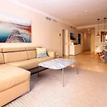 Amazing Modern Apartment Next To Pool.